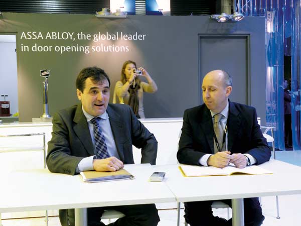 Agustn Laskurain, Manager of Yale-Azbe in Iberia, and Paul Izeta, marketing director of TESA...