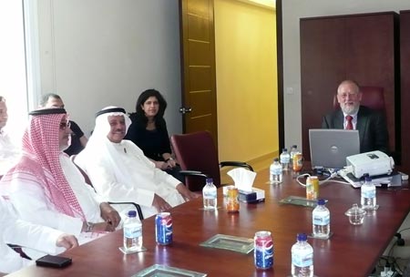 Amador Barambio (al fondo), junto a varios directivos y tcnicos de Al-Arfaj Group of Companies