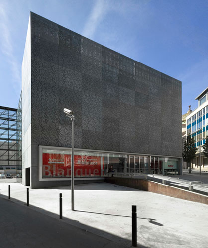 En la biblioteca de la Universidad Blanquerna los paneles Omega Zeta permitieron llevar la fachada ventilada hasta la planta baja del edificio y dar...