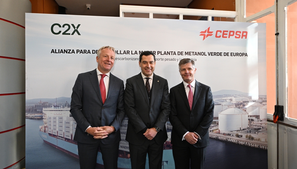 De izq a dcha: Maarten Wetselaar, CEO de Cepsa, Juan Manuel Moreno, presidente de la Junta de Andaluca, y Diego Perdones, CEO de C2X Espaa...