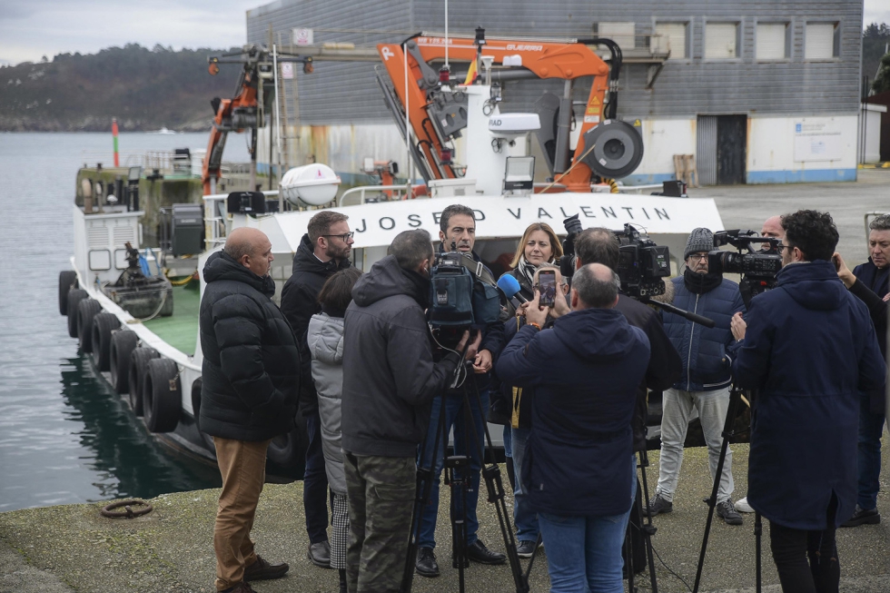 El conselleiro do Mar visita la cofrada de pescadores de Muxa