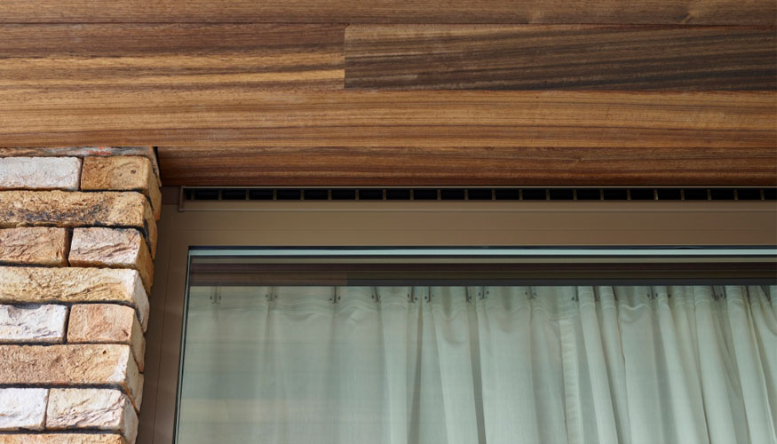 Los aireadores Invisivent, de Renson, se integran elegantemente en la parte superior del marco de la ventana