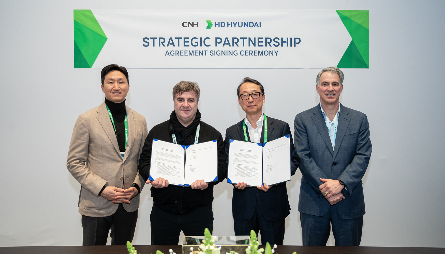 Acto de la firma del acuerdo estratgico entre CNH y HD Hyundai en CES 2024
