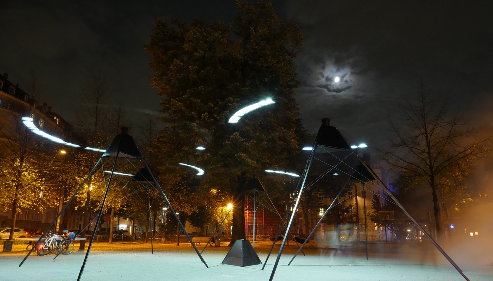 Las luces y sonidos estroboscpicos son la sea de identidad de Parallel Strata en el Parque del Poblenou