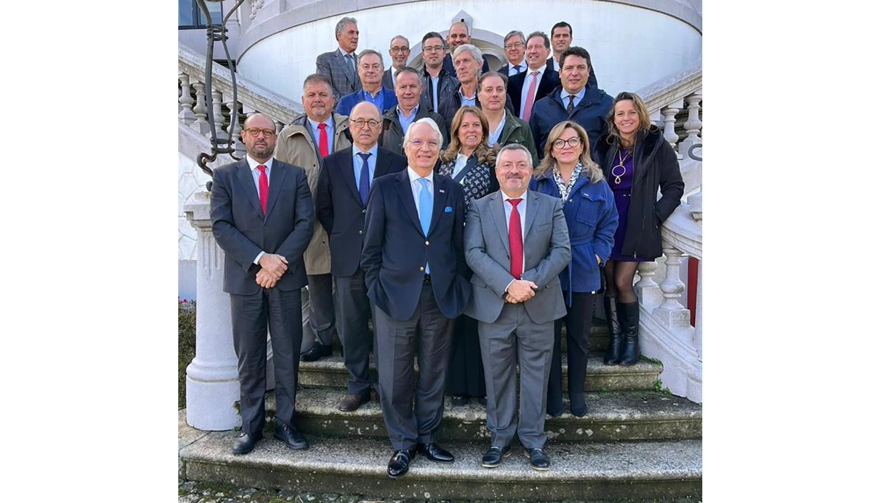 Foto de familia con representantes de la Federacin de ridos y Aniet