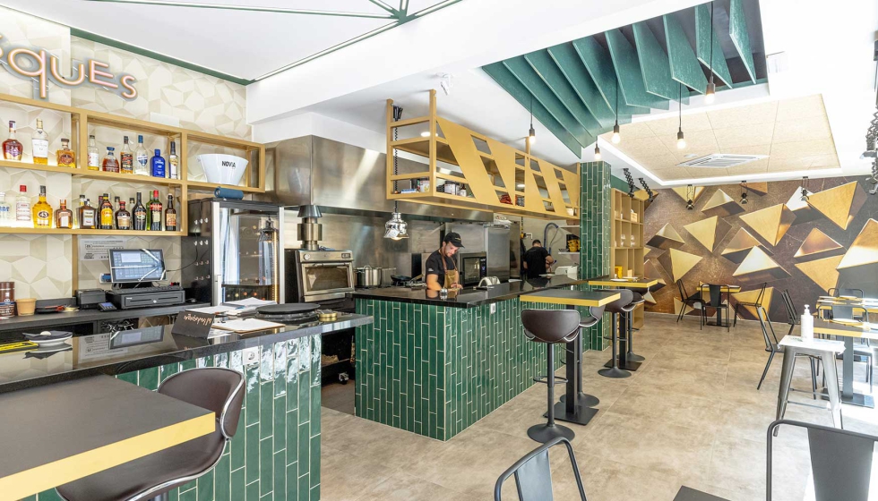 Los azulejos de Decocer se erigen como teln de fondo de este moderno restaurante de Valencia