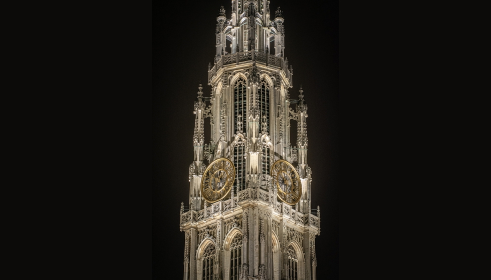 Detalle del campanar de la Catedral de Amberes y el diseo lumnico que contribuya a enfatizar este emblema de la ciudad. Foto: Benno...