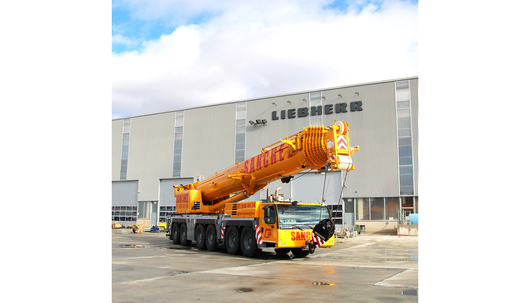 Gra mvil Liebherr LTM 1300-6.3, el equipo con mayor capacidad de carga del parque de maquinaria de Gras Snchez