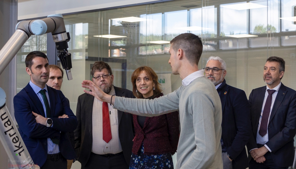 Tras la firma, los presentes visitaron los laboratorios de la sede central de Ikerlan, en Arrasate-Mondragn