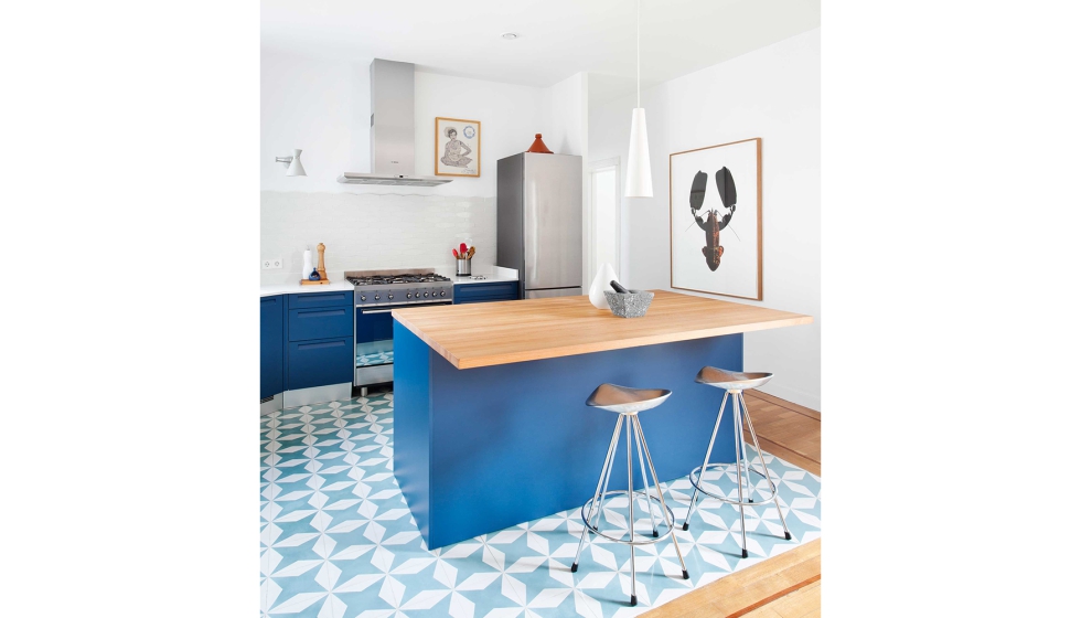 Baldosas y mobiliario se pueden combinar en color azul, para convertir una cocina moderna, atrevida...