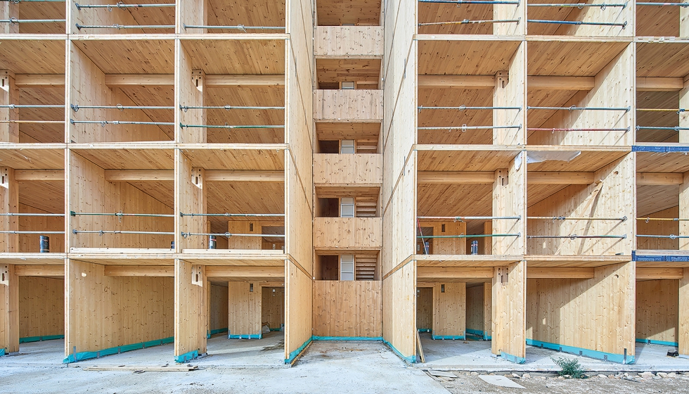 Bloque 6x6 de 35 viviendas en Girona construida en 2020 por Bosch-Capdeferro. Foto: Jos Hevia