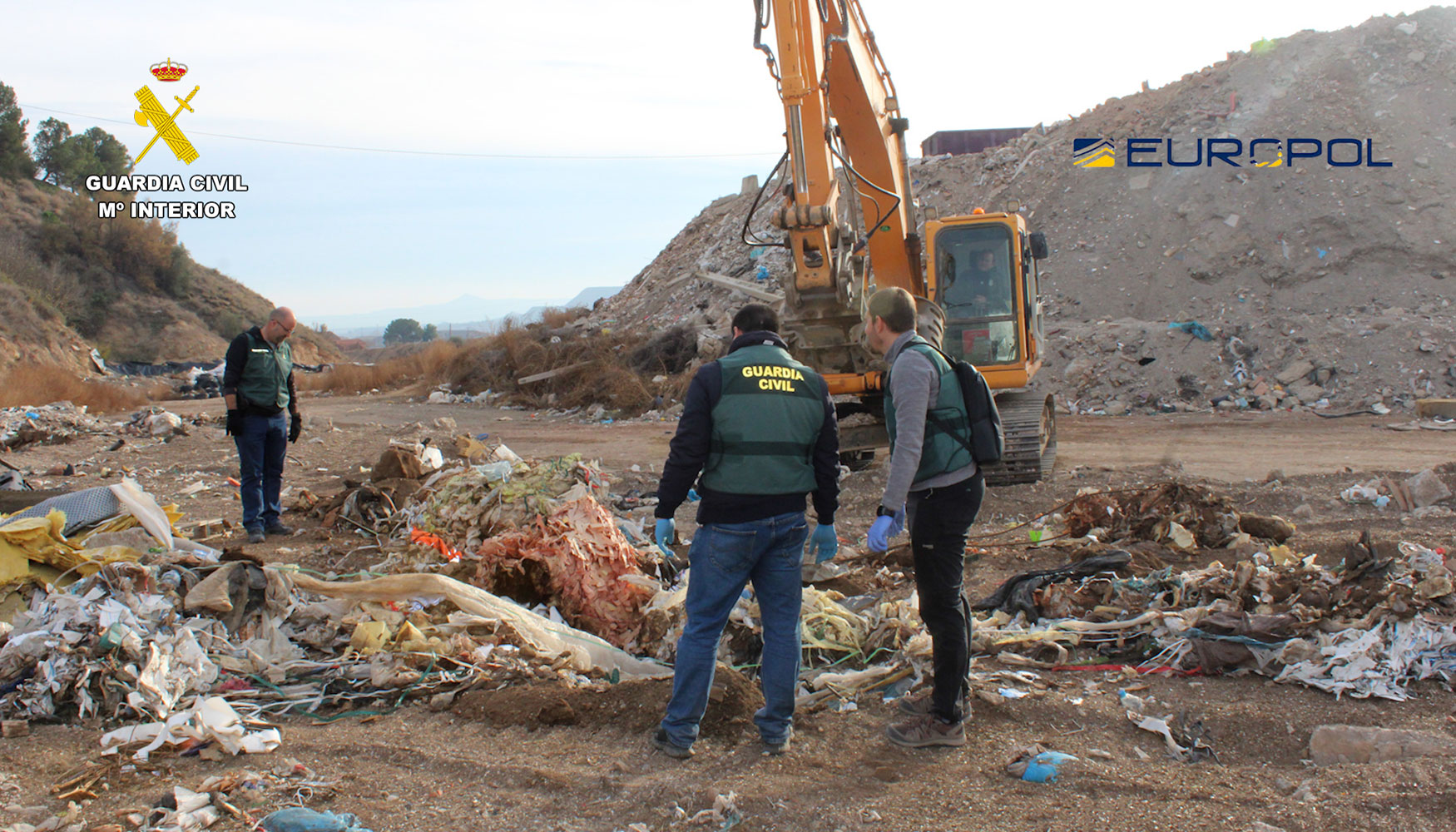 Las investigaciones de la Benemrita permitieron verificar que decenas de camiones entraban en las instalaciones de gestin de residuos controladas...