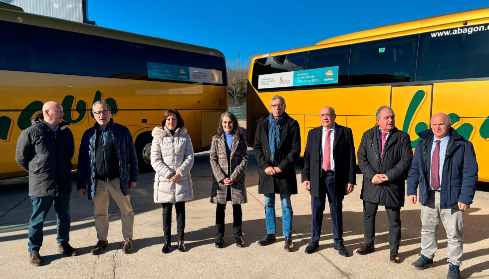 Miembros de Repsol y junta de Castilla y Len durante la presentacin del proyecto piloto