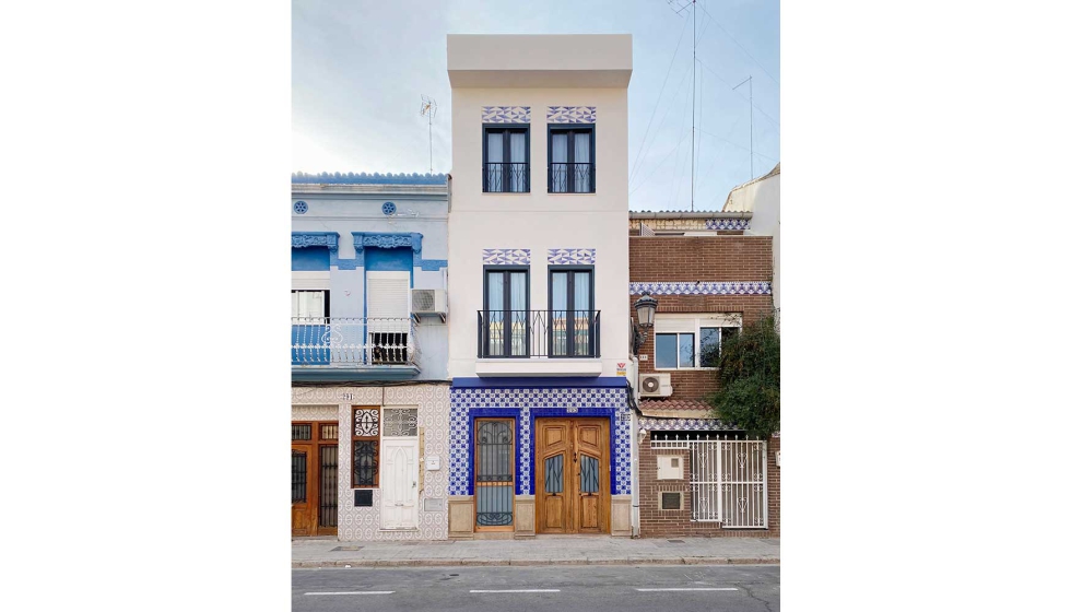 Fachada de esta vivienda unifamiliar situada en el histrico barrio de pescadores El Cabaal (Valencia)