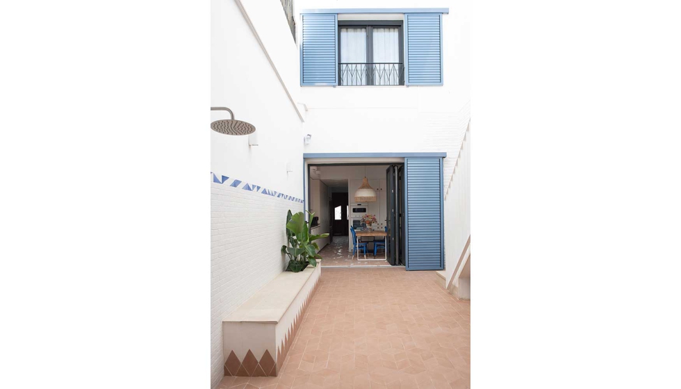 Detalle del patio interior donde el pavimento cermico aporta elegancia y frescura en este conjunto arquitectnico mediterrneo. Foto: Sara Martnez...