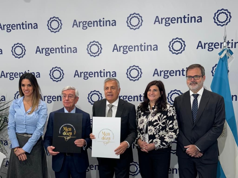 Yanina Martnez, subsecretaria de turismo de Argentina; Rafael Anson, presidente de la Academia Iberoamericana de Gastronoma; Adolfo Cornejo...