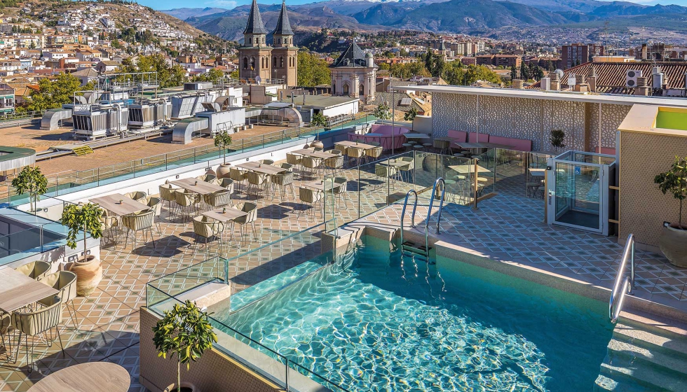 En la azotea se sita la zona de piscina, denominado Bheaven, que ofrece unas vistas panormicas nicas de la ciudad de Granada...