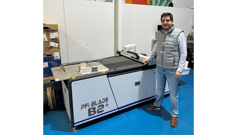 Carlos Bielsa, de Imprenta Bielsa, junto a la mesa de corte Duplo modelo PFi Blade B2+