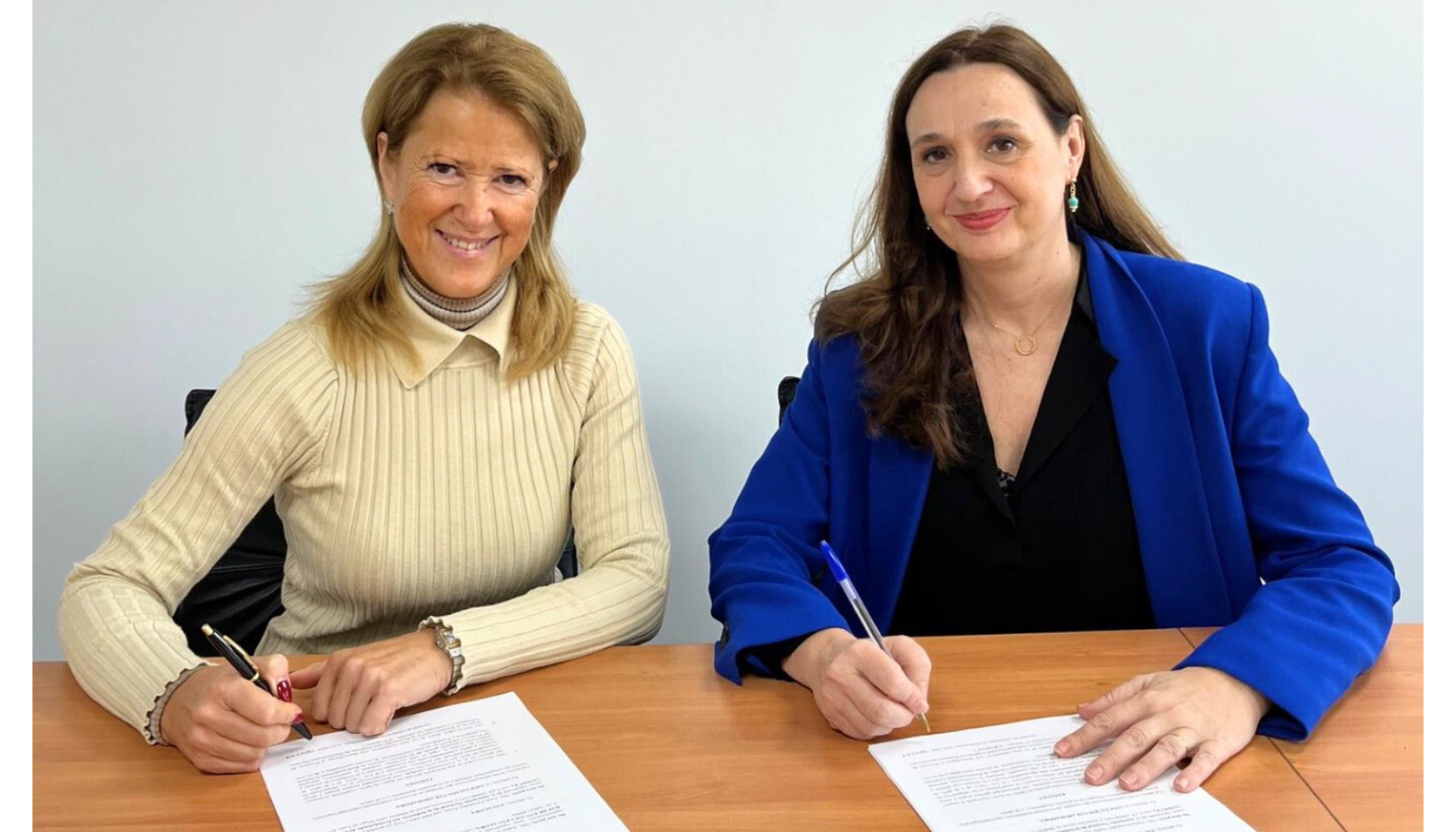 Sonia Fernndez Ayala, directora general de Andece, e Isabel Goyena, directora de Envalora, en la firma del acuerdo