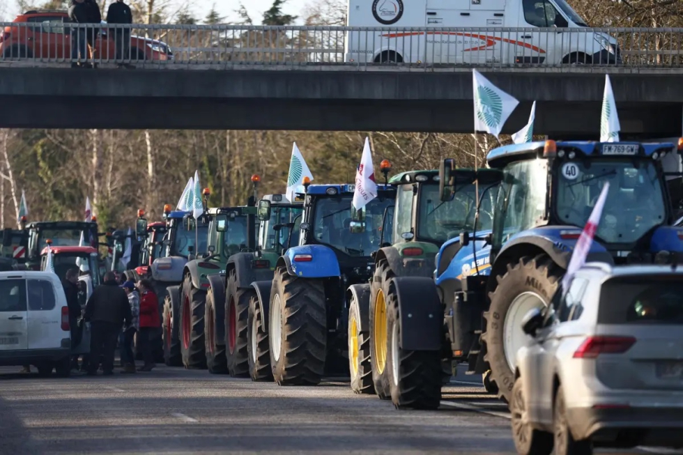 Los agricultores franceses se dirigen a Pars con la intencin de bloquear el mercado de abastos de Rungis, el mayor de Europa...