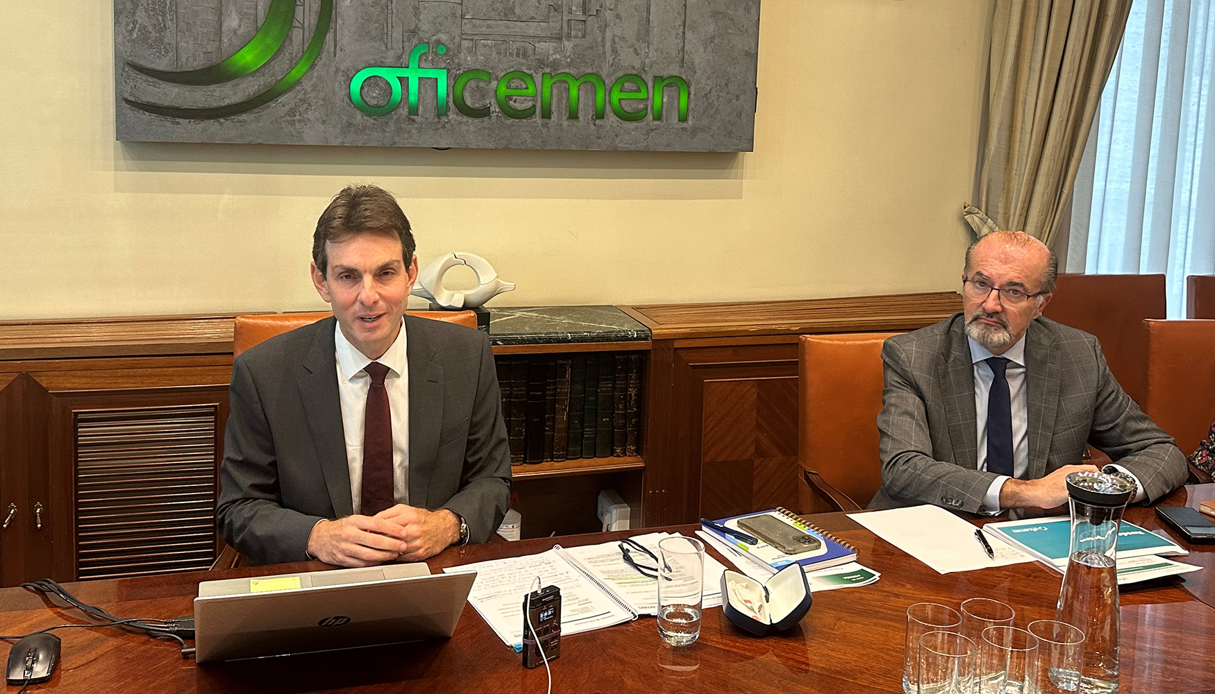 Alan Svaiter, presidente de Oficemen, y Aniceto Zaragoza, director general, durante la presentacin de los datos del consumo de cemento...