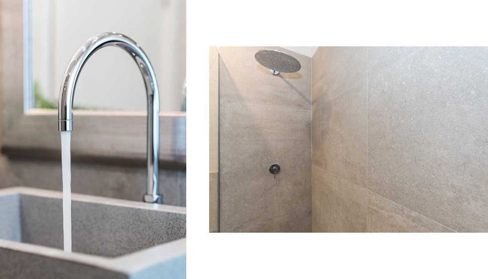 Tanto el lavabo como la ducha se hane equipado con griferas modelo Study, de Tres, con accionamientos empotrados...