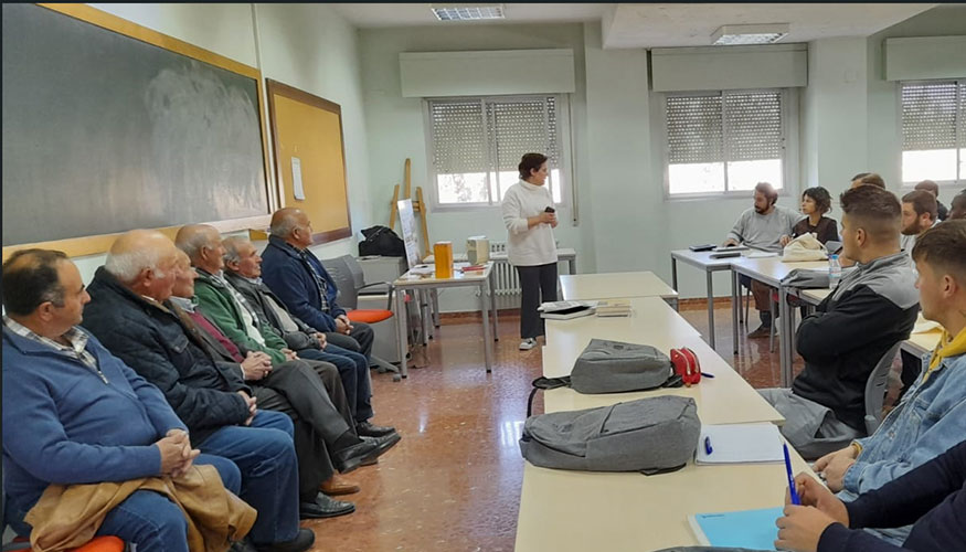 Los ganaderos veteranos exponen su conocimiento a los alumnos de la XII Escuela de Pastores de Andaluca