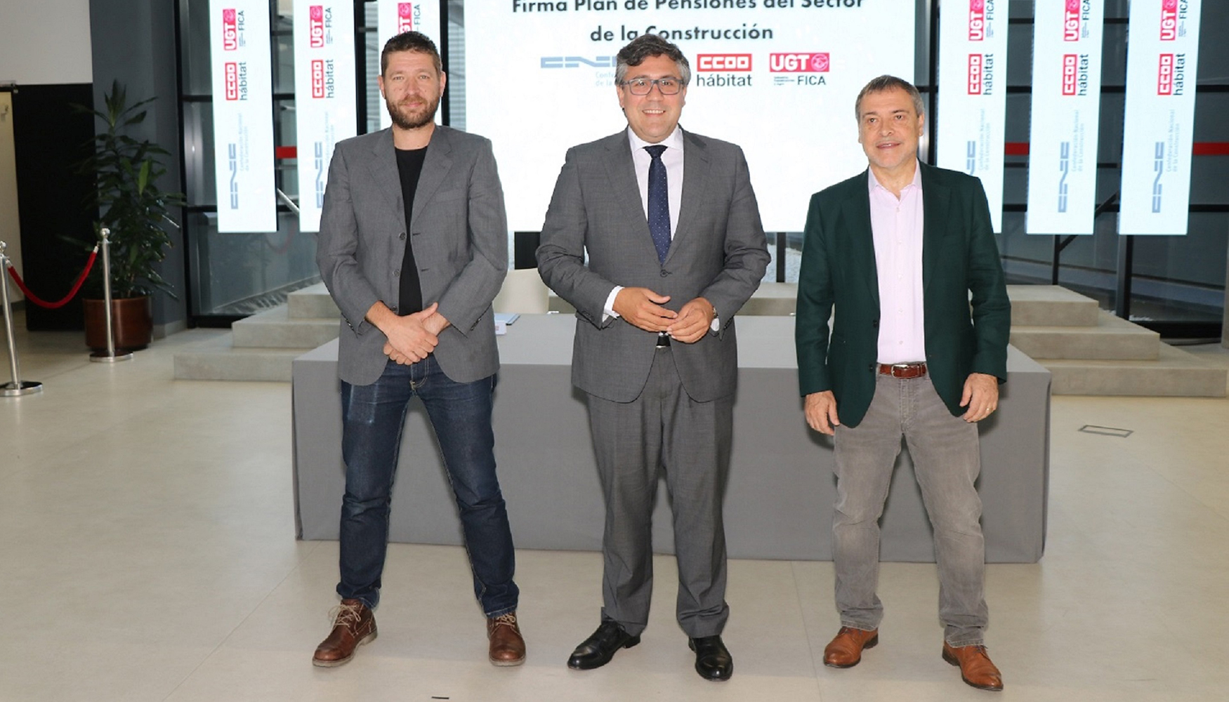 Daniel Barragn Burgui (CCOO del Hbitat), Pedro Fernndez Aln (CNC) y Mariano Hoya Callosa (UGT FICA)...