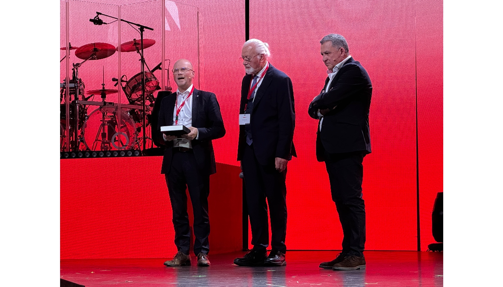 De izquierda a derecha: Kristof Bolle, CCO de TVH, Paul Thermote, fundador de TVH, y Javier Gonzlez, director general de Ventas de TVH Ibrica...