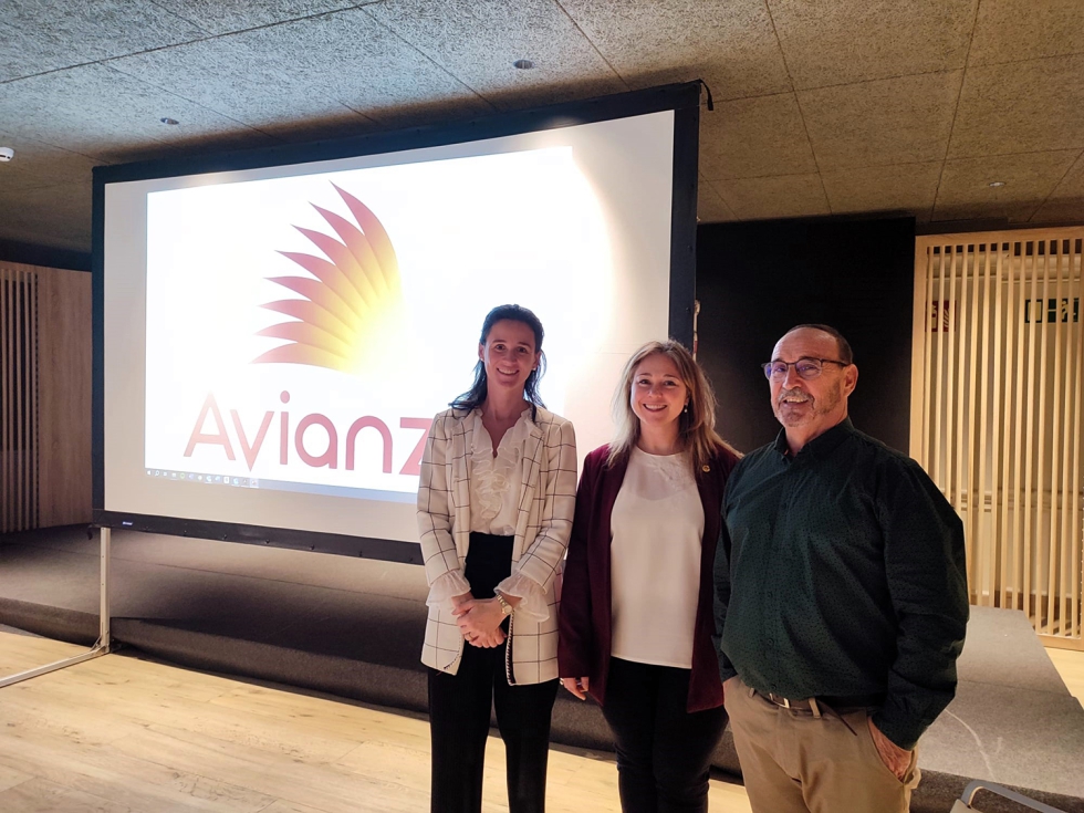 Arn Zaldivar, Ana E. Blanco y Antonio Alegre durante la formacion sobre AAWS