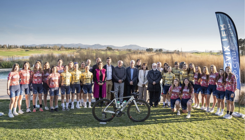 Autoridades, patrocinadores y miembros del Club Ciclista Baix Ter (Fotógrafo: CC Baix Ter)