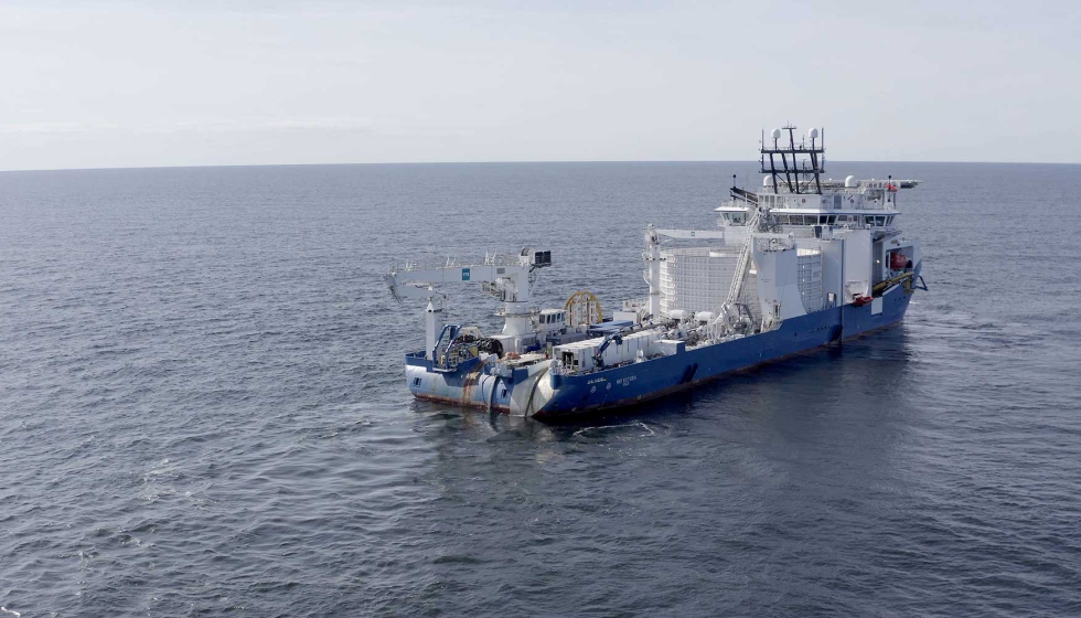 Los cables submarinos para NordLink se tienden desde un barco. Foto: TenneT
