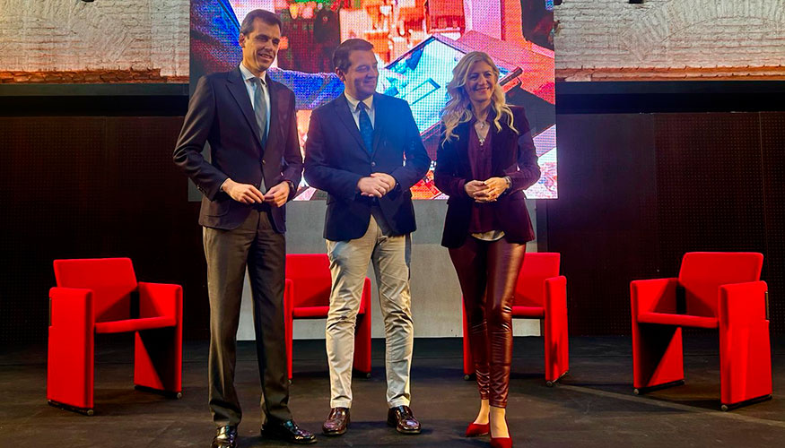 De izquierda a derecha, Rafael Alcaide, director territorial de Vodafone en Andaluca; Jos Mara Bellido, alcalde de Crdoba, y Lourdes Morales...