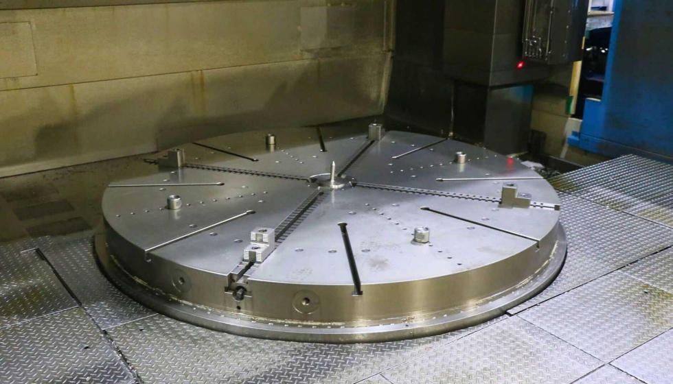 A mesa rotativa do torno vertical Sirmu VTMP 280 C tem um diâmetro de 2,8 m e pode receber peças de trabalho com um peso até 42 t. Foto: Surplex...