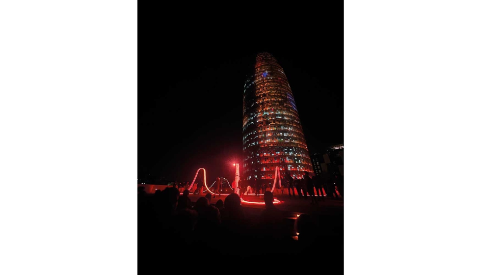 Imagen de la Torre Glorias de fondo con la instalacin ganadora del premio Yamaha