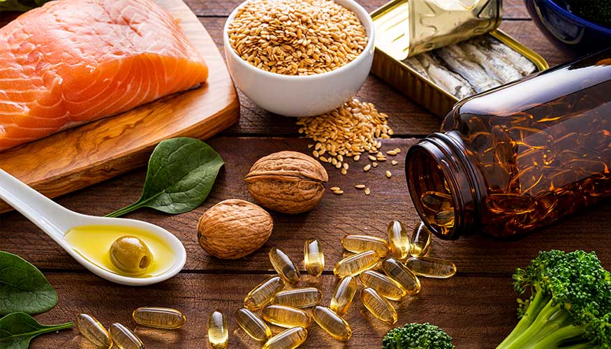 Alimentos ricos en omega-3 y cpsulas de aceite de pescado; ilustra una dieta cardioprotectora...