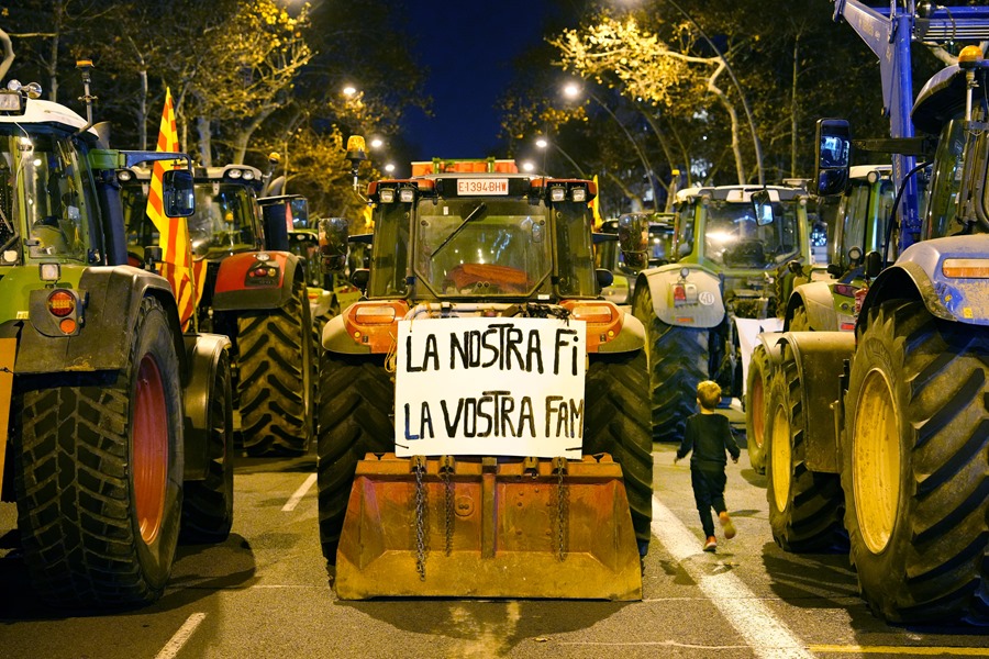 Centenares de tractores han tomado el centro de Barcelona durante la marcha agrícola formada por tractores que ha partido de diversos puntos de...