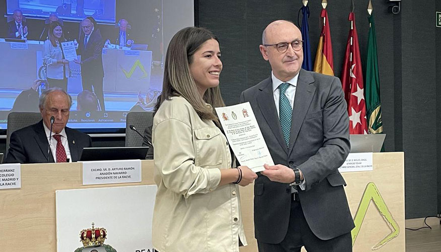 Alba Martín González recibe el premio de la Real Academia de Ciencias Veterinarias de España