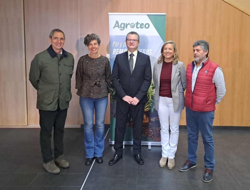 Responsables de Azucarera y Agroteo junto al consejero de Agricultura, Ganadera y Desarrollo Rural de la Junta de Castilla y Len, Gerardo Dueas...