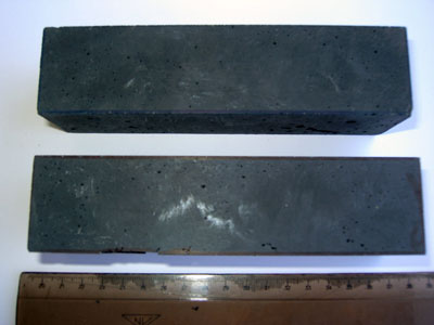 Dos ejemplos del cemento polimrico de azufre, producto final del procedimiento. La regla de 30 cm sirve de referencia de escala...