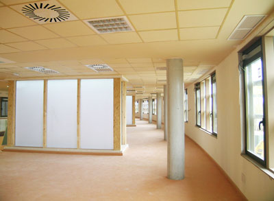La zona de oficinas est atravesada por unos patios especiales de iluminacin y ventilacin cuyo objetivo es mejorar la iluminacin interior y...