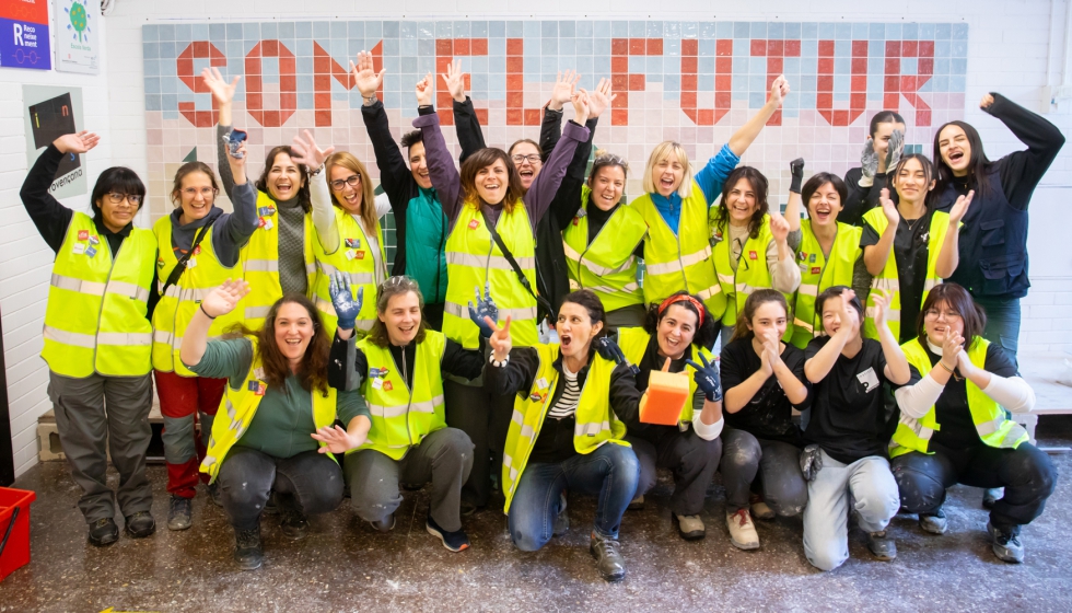 Foto de familia de las 17 participantes del primer Curso de Alicatado para Mujeres en Espaa junto a las alumnas de FP del Institut Provenana...