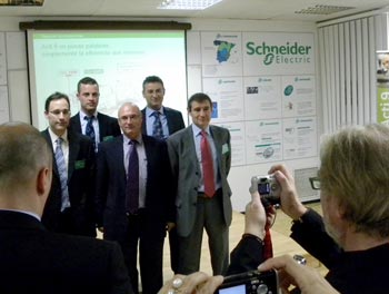 El equipo de Schneider Electric Espaa, que present el nuevo producto de la firma en la planta valenciana