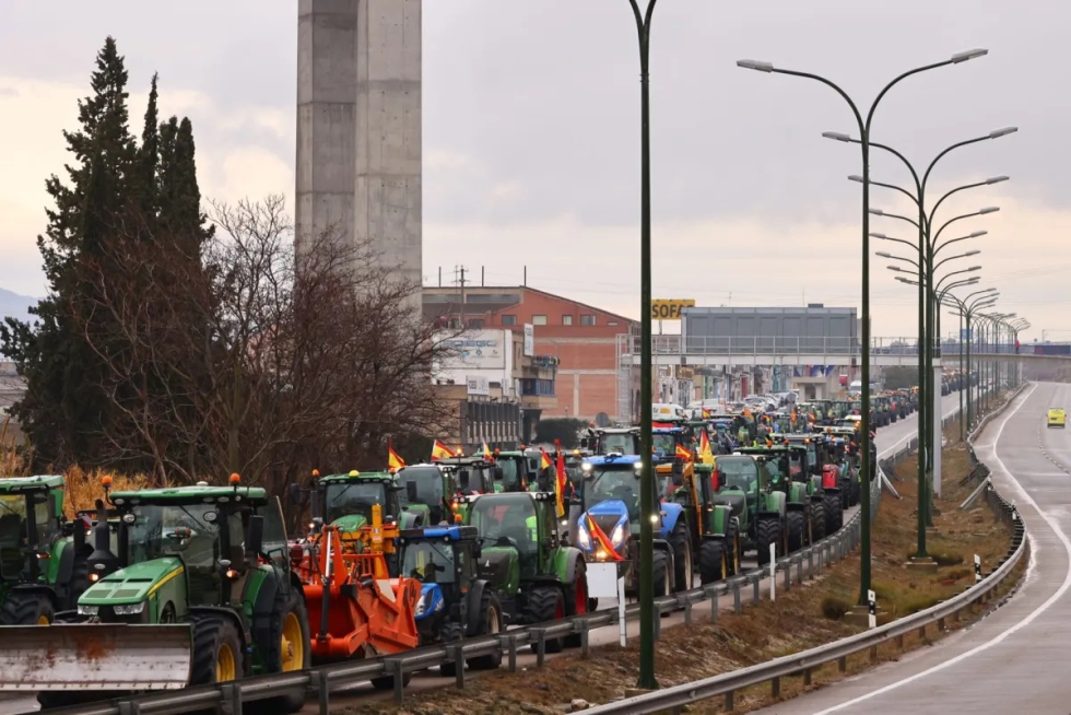 Ms de 200 tractores en la N-330 pasan por la localidad de Cuarte de Huerva de camino a Zaragoza este pasado viernes da 9 de febrero...