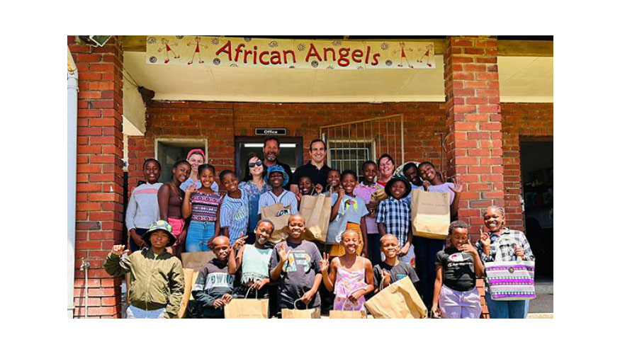 Schrder ha colaborado con el centro Adrican Angels Trust de Sudfrica en la instalacin de proyectores de energa solar...