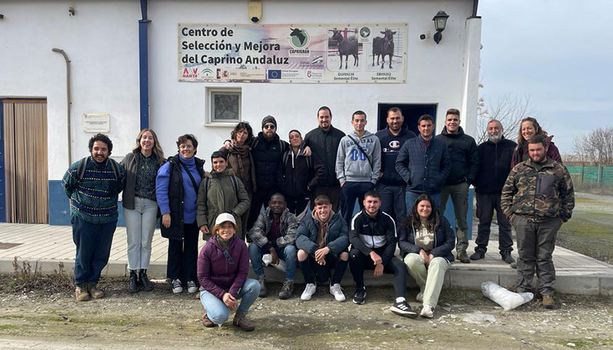 Visita de los alumnos de la Escuela de Pastores de Andaluca a las instalaciones de Caprigran en la localidad granadina de Fuente-Vaqueros...