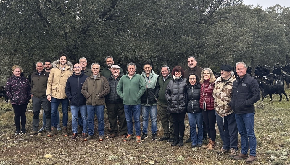 Foto de familia de la reunin entre los representantes del Gobierno de Castilla-La Mancha y de la Asociacin Nacional de Criadores de Ganado Caprino...