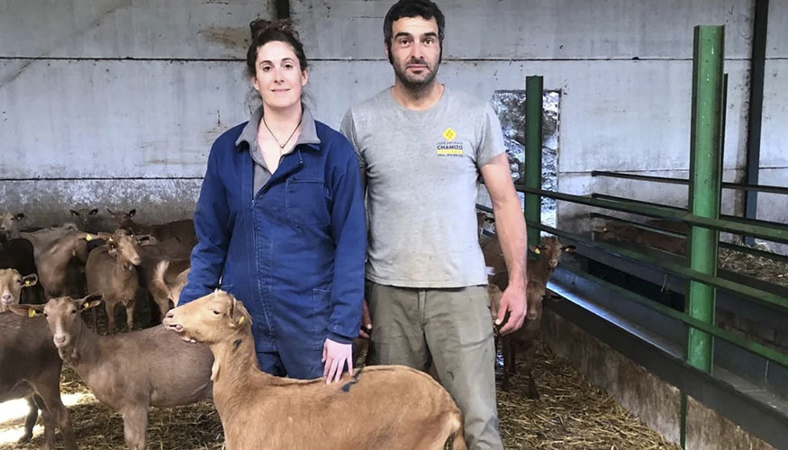 Juan Antonio y Beatriz, con los nuevos ganaderos de Cabra Malaguea