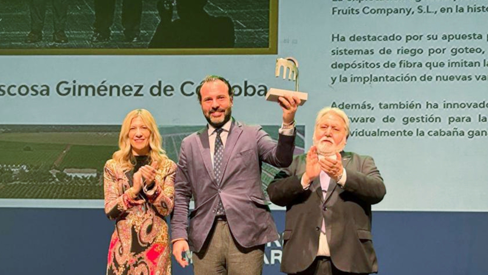 Pedro Carrascosa, director de Pago Guijoso, levanta el premio (Foto: DGA)