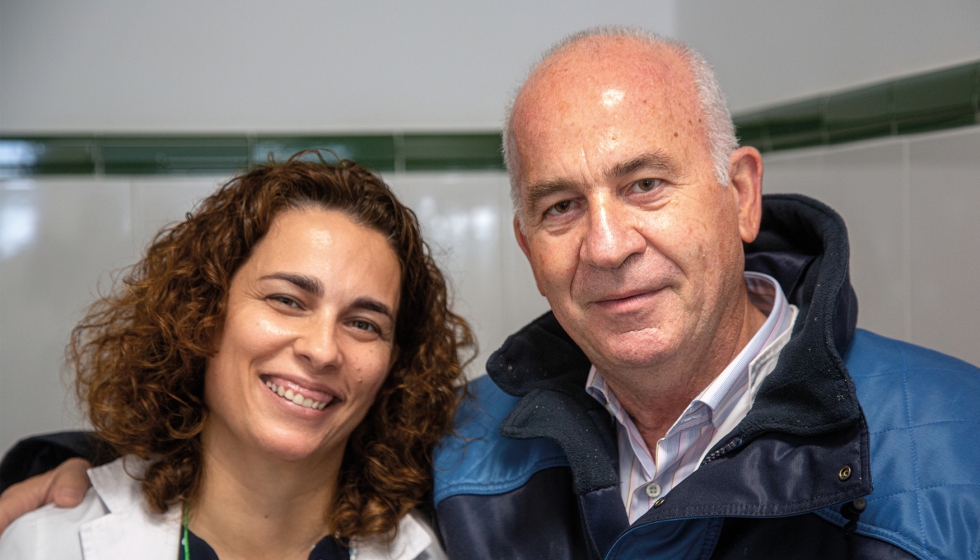 Davina Cabrera del Rosario con su padre, Juan Cabrera, presidente y propietario de Jucarne
